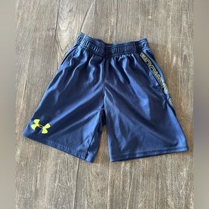 UNDER ARMOUR YOUTH ATHLETIC SHORTS (blue-neon, small)